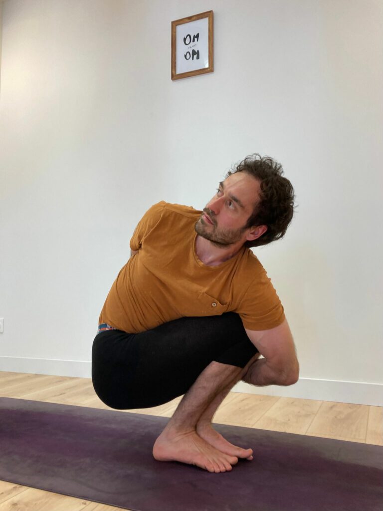 Pashasana posture serie intermédaire ashtanga